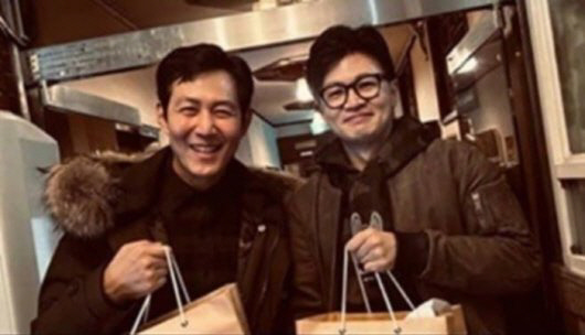 온라인 커뮤니티 등에 올라온 한동훈 법무부장관과 배우 이정재 사진. 온라인 커뮤니티 캡처